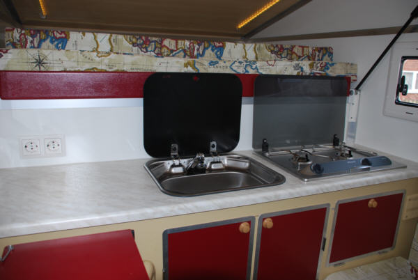 Küchenzeile mit Waschbecken und Spirituskocher