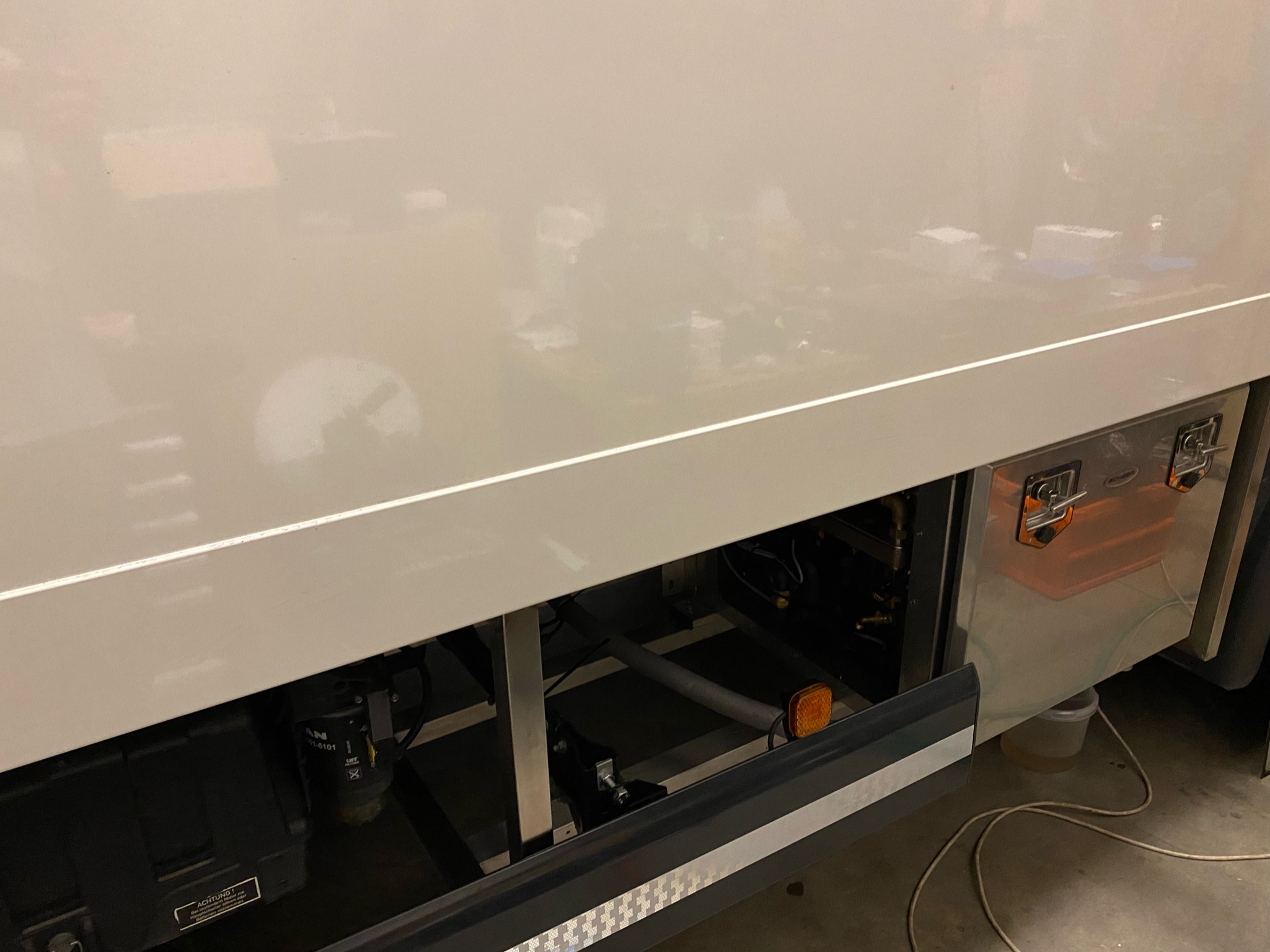 Kurz vor der 1. Reise Scheer Heizung und hier hängt demnächst die Klimaanlage