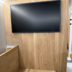 TV-Schrank ausgeschnitten, 230V gelegt und TV aufgehängt